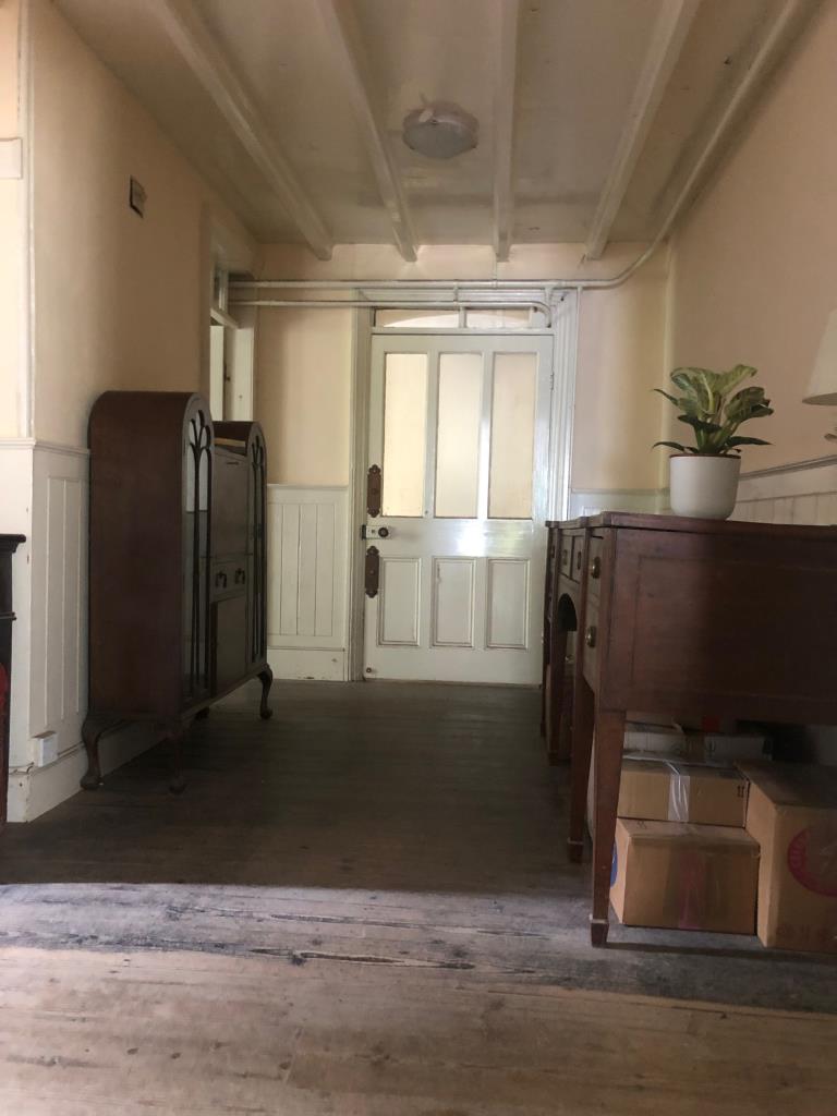 Lot: 8 - DETACHED VICTORIAN RESIDENCE FOR REFURBISHMENT SET IN 1.5 ACRES -